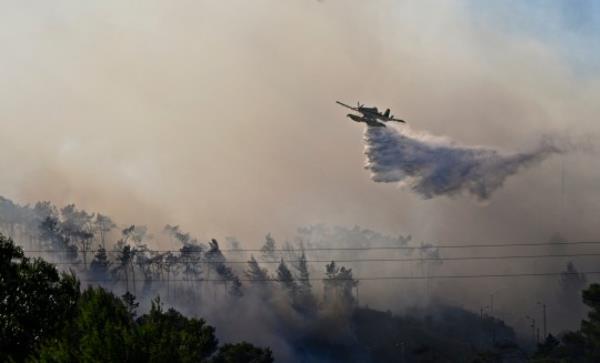 Plane puts out fires in Portugal